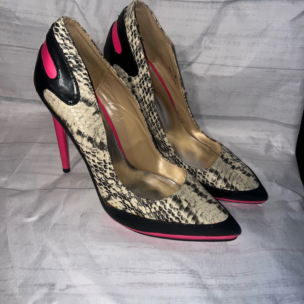 JustFab Black and Pink Snakeskin Heels